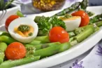 eggs tomato green asparagus salade